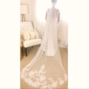 Bliss Monique ihuillier lace two-tier veil